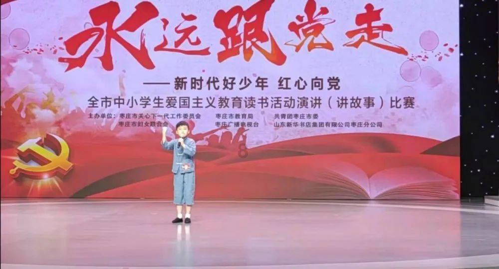美女身穿一件绿色长款连衣裙，清凉时髦显身材，还韵味十足，你喜欢吗？